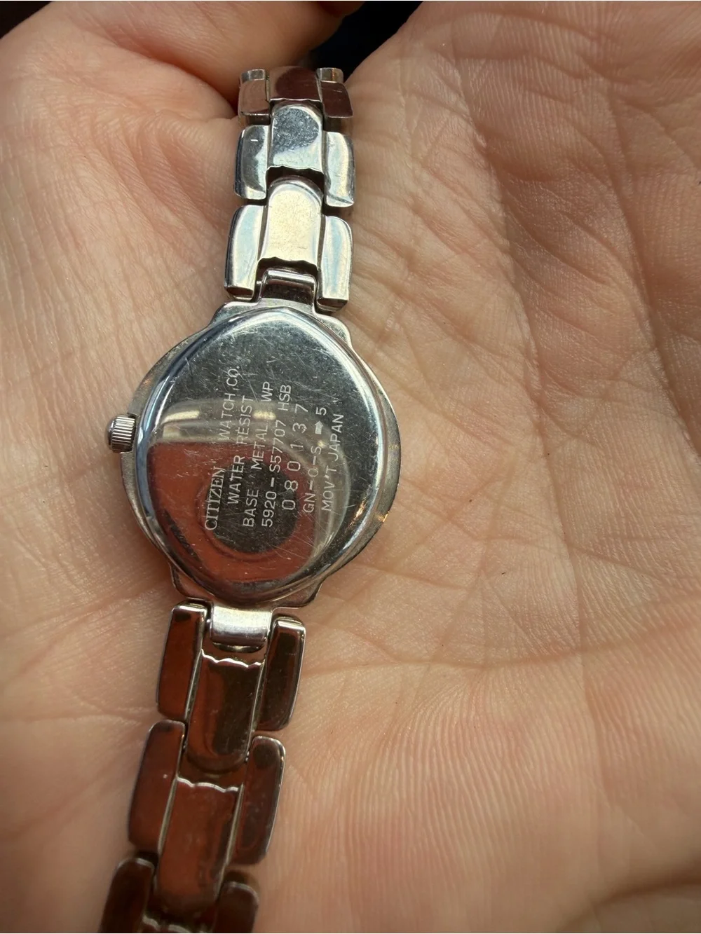 vintage silver-tone Citizen Quartz women's wristwatch featuring case and